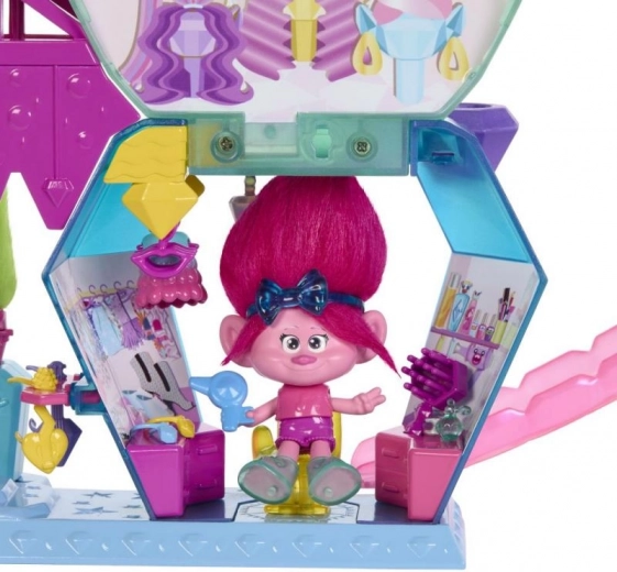 Panenka Poppy a spousta módních doplňků