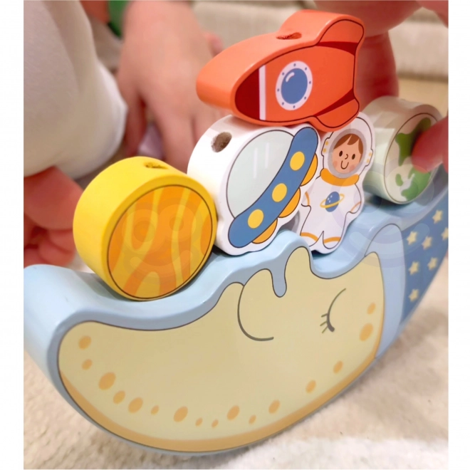 Veselý měsíc Tooky Toy balanční a navlékací hračka