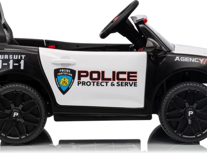 Černé policejní auto 911 Agentura