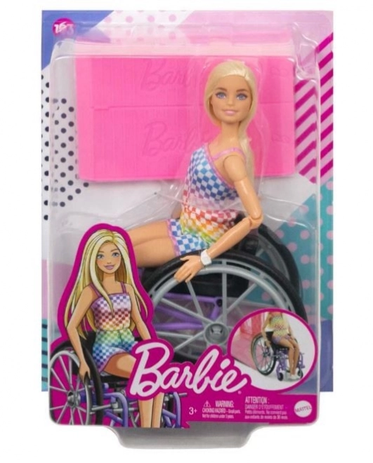 Barbie Fashionistas panenka na vozíku s kostkovaným oblečením