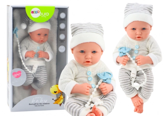 Lifelike baby doll v bílo-šedém oblečku s čepičkou a dudlíkem