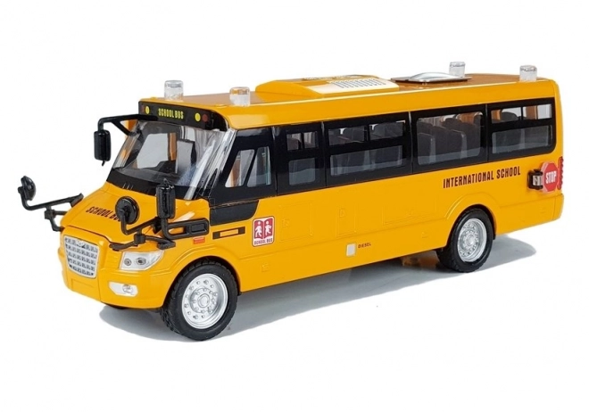 Kovový školní autobus s nataženým motorem
