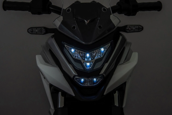 Motocykl Honda NC750X žlutý