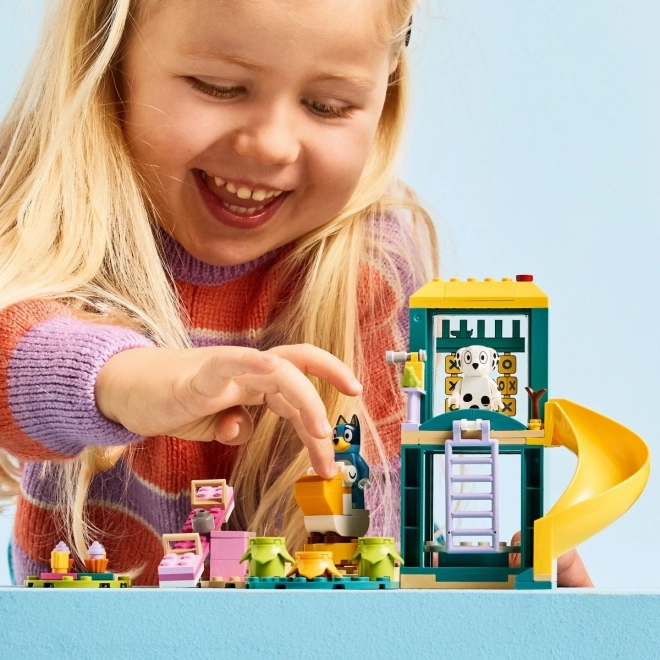 Stavebnice LEGO BLUEY – Bluey a Lucky na hřišti