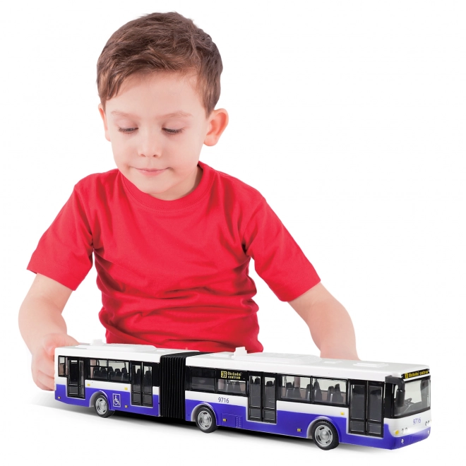 Kloubový autobus hlásící česky