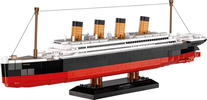 Model historického parníku Titanic 1:700
