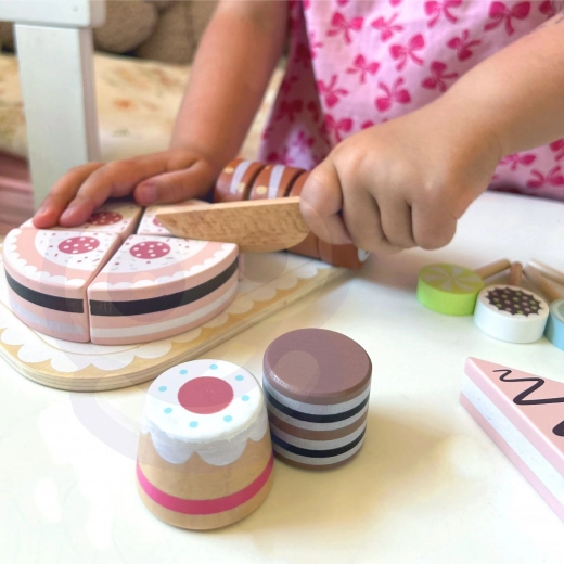 Krájecí dort pro realistickou cukrárnu