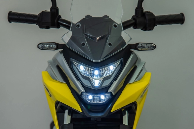 Motocykl Honda NC750X žlutý