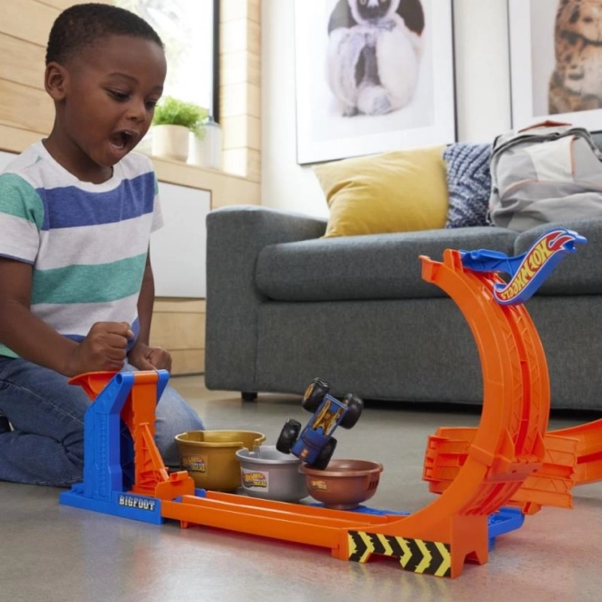 Hot Wheels monster truck dráha se smyčkou a Bigfootem