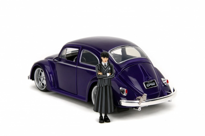 Wednesday auto 1972 VW Beetle 1:24 a figurka Wednesday