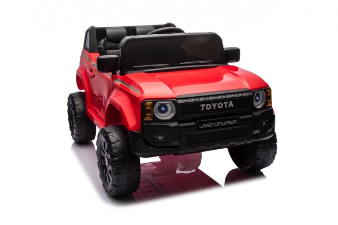 Czerwony pojazd Toyota Land Cruiser Prado