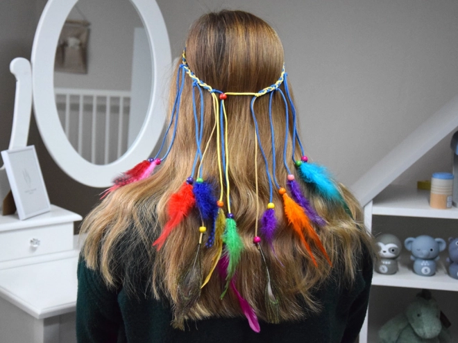 Boho vlasová čelenka s barevnými peříčky a korálky