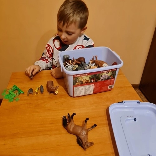 Figurky zvířat s kufříkem