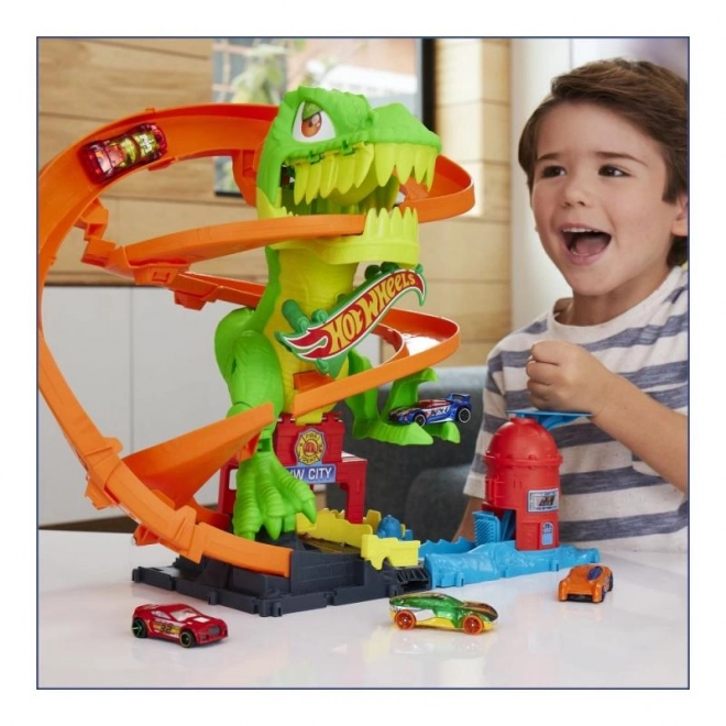 T-rex útočí na hasičskou stanici z Hot Wheels city