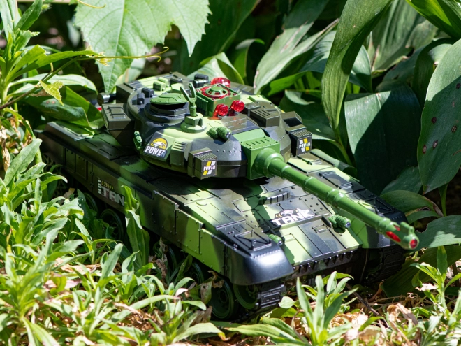 Vojenský tank na dálkové ovládání s lesním maskováním