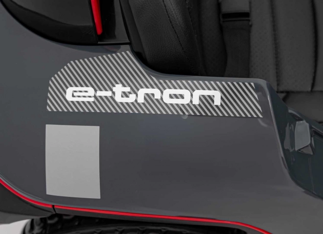 Audi RSQ E-TRON vozidlo Šedá
