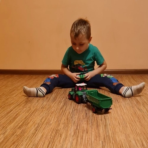 Zdalně ovládaný traktor Kruzzel s přívěsem