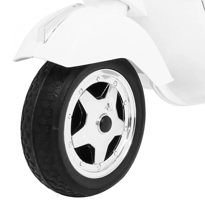 Dětský elektrický skútr Vespa bílý s pomocnými kolečky, audiem a ekokůží