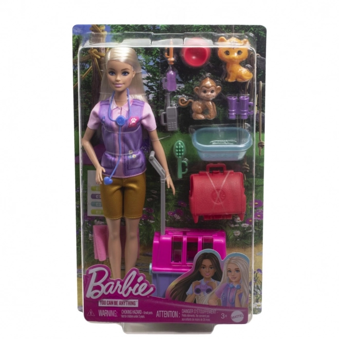 Barbie panenka zachraňuje zvířátka s blond vlasy