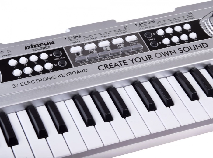 37 kláves a bohaté zvuky pro snadný start