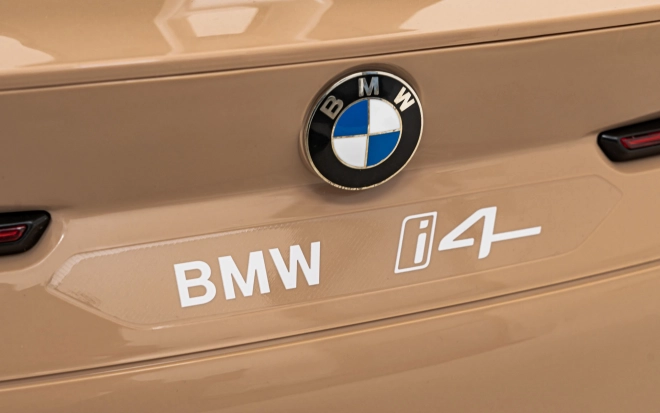 Dětské auto na baterii BMW i4 – Zlaté