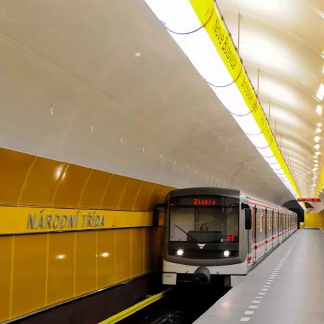 Pražské metro kov 16cm na zpětné natažení v krabičce 19,5x7x6cm