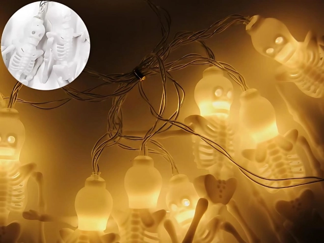 Led girlanda s kostlivci na Halloween