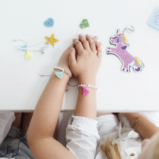 Stylové náramky s korálky a třásněmi