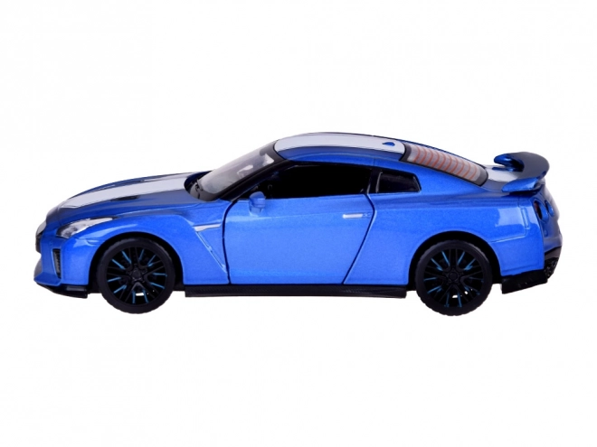 Auto Nissan GT-R s otevíracími dveřmi