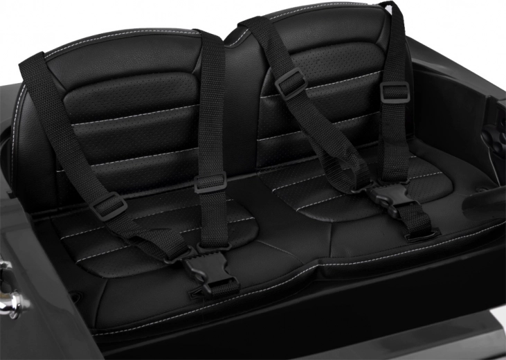 Dva sedáky s bezpečnostními pásy