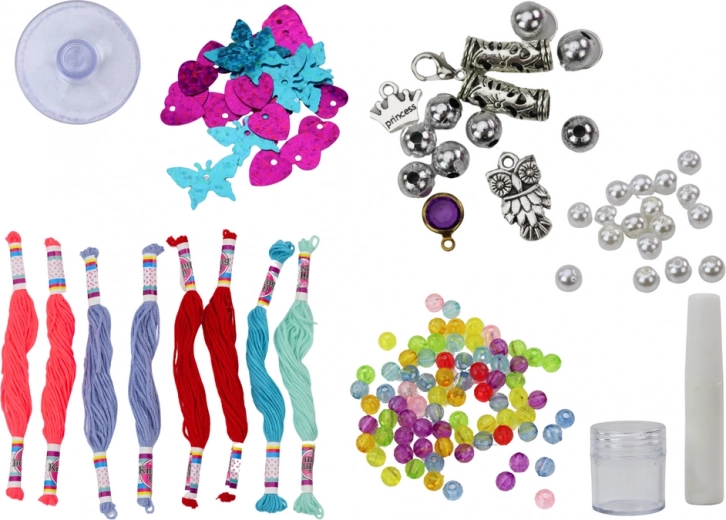 Bohatá výbava korálků, přívěsků a muliny