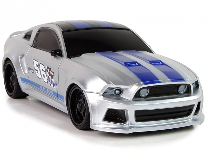 Rychlé stříbrné dálkově ovládané sportovní auto 1:24