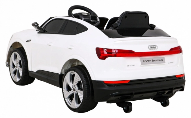 Audi E-Tron Sportback pentru copii + Pilot + tracțiune 4x4 + pornire lentă + radio MP3 + LED – Bílá
