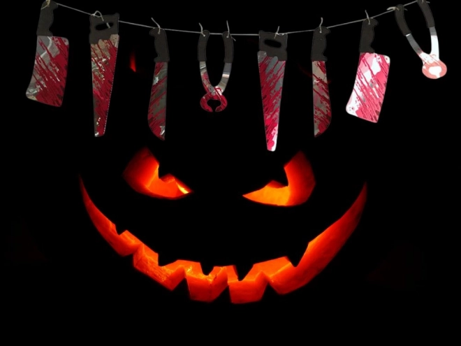 Halloweenská girlanda s krvavými nástroji