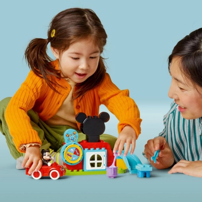 Klub přátel myšky Mickey s autem