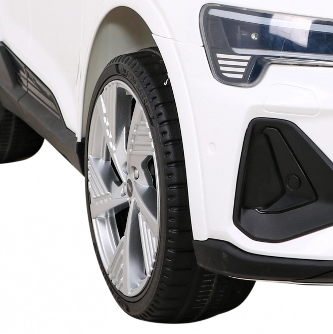 Audi E-Tron Sportback pentru copii + Pilot + tracțiune 4x4 + pornire lentă + radio MP3 + LED – Bílá
