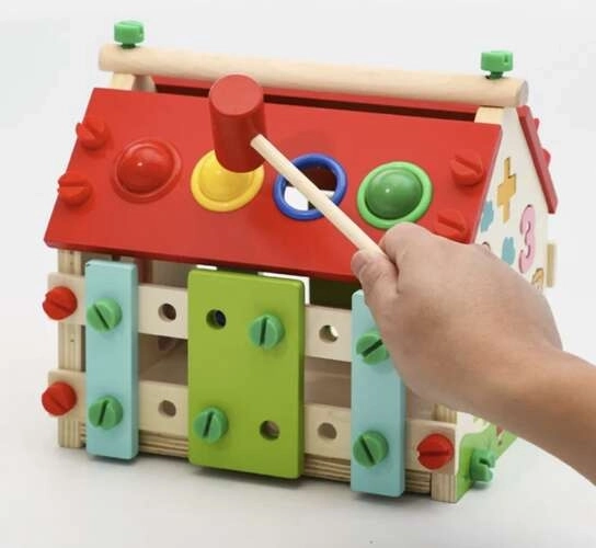 Dřevěný edukativní domeček pro děti DIY