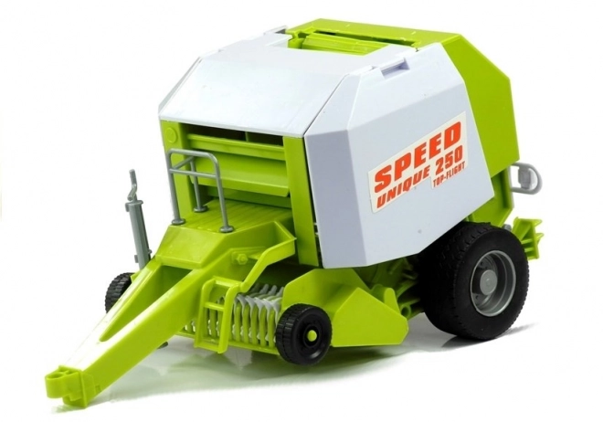 Velký zemědělský traktor s balírnou