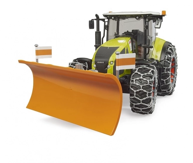 Traktor Claas Axion 950 se sněhovými řetězy a radlicí