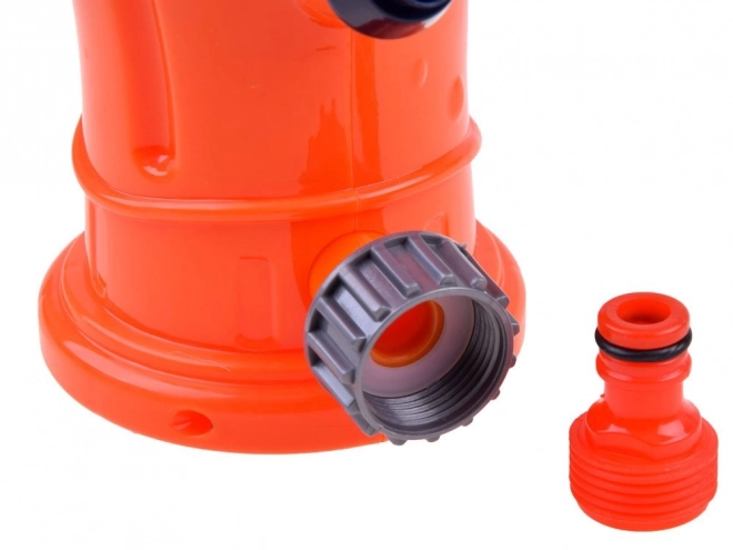 Zahradní hydrant jako hračka s postřikovačem