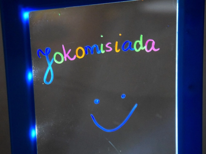Podsvícená tabule s 3D brýlemi a fixy – Červená