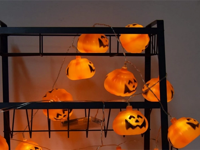 Závěsná světla ve tvaru dýně na Halloween