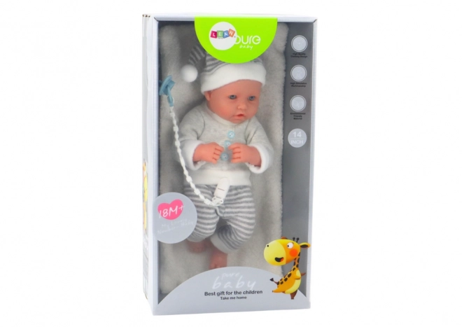 Lifelike baby doll v bílo-šedém oblečku s čepičkou a dudlíkem