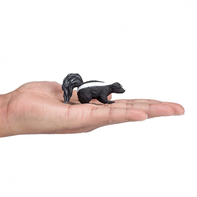 Realistická figurka skunka