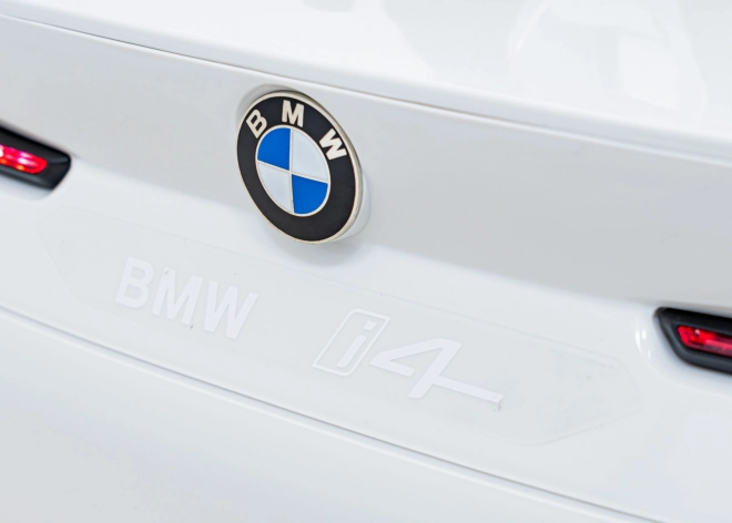 Dětské auto na baterii BMW i4 – Bílé