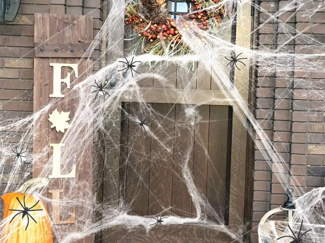 Umělá pavučina s pavouky na Halloween