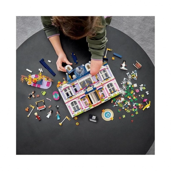 LEGO Friends 41684 Hotel v městečku Heartlake