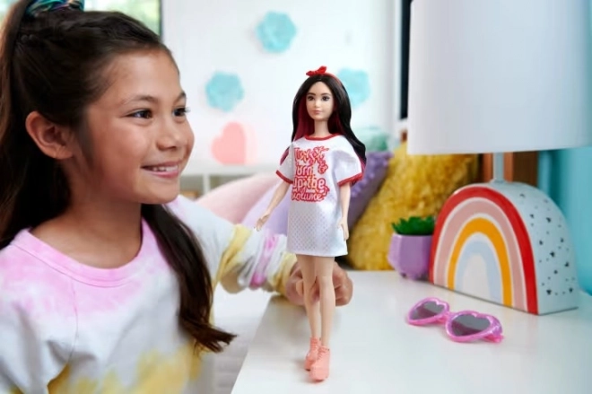 Barbie modelka-bílé lesklé šaty HRH12
