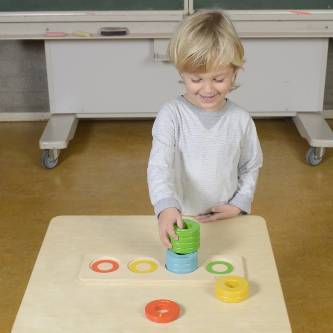Hra Montessori: barvy a velikosti