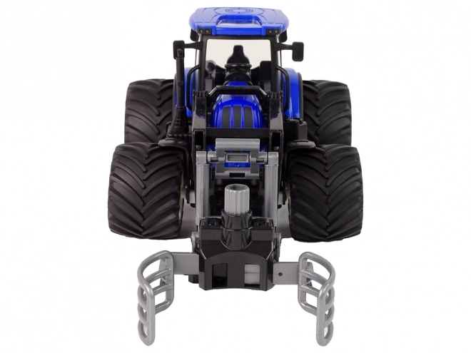 Dálkově ovládaný traktor s drapákem Blue